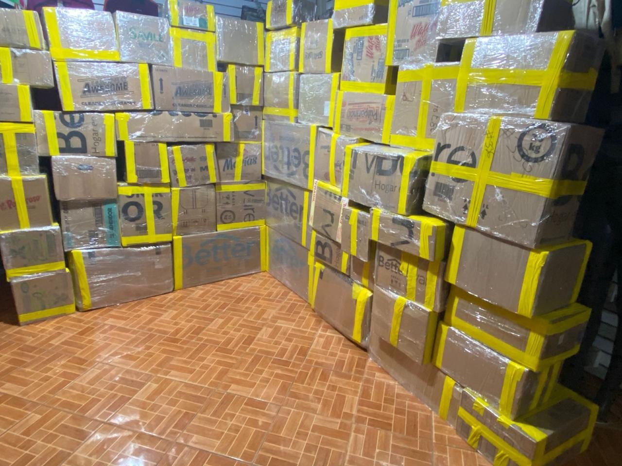 Mercancía empacada con cinta amarilla