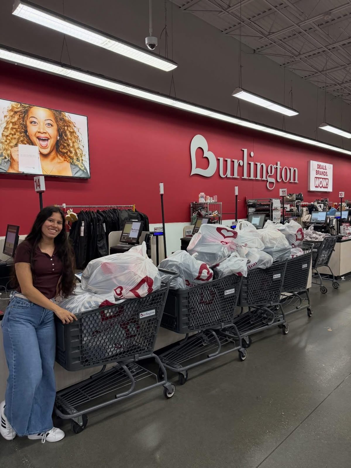 Monse con compras CAVHICO en Burlington