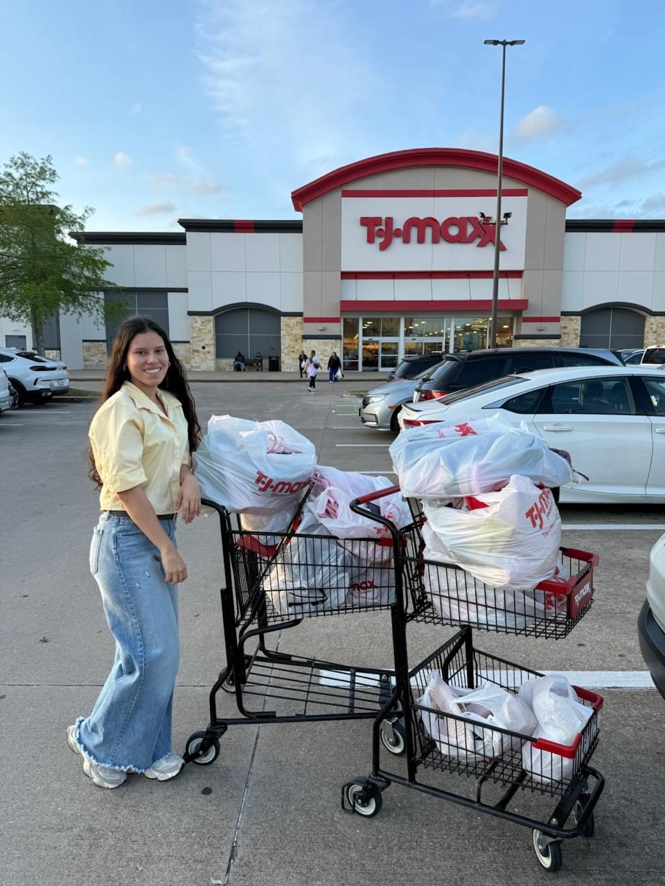 Monse con compras CAVHICO afuera de TJ Maxx